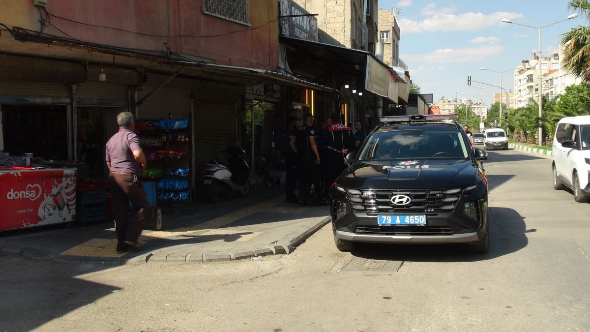 Kilis'te bir kebap salonunda çıkan kavgada yaralanan bir kişi olduğu anın güvenlik kamerası görüntüsü.