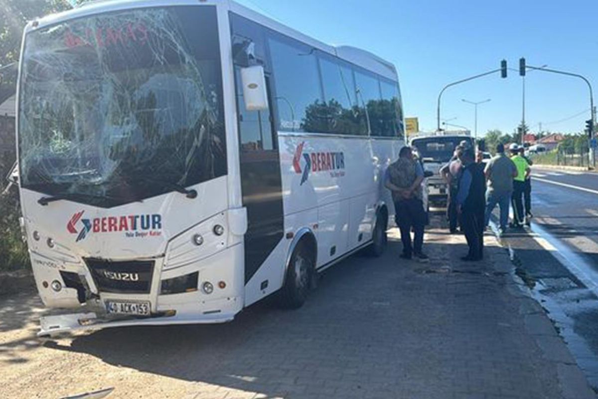 Kırşehir'de işçi servislerinin karıştığı kazada 17 kişi yaralandı