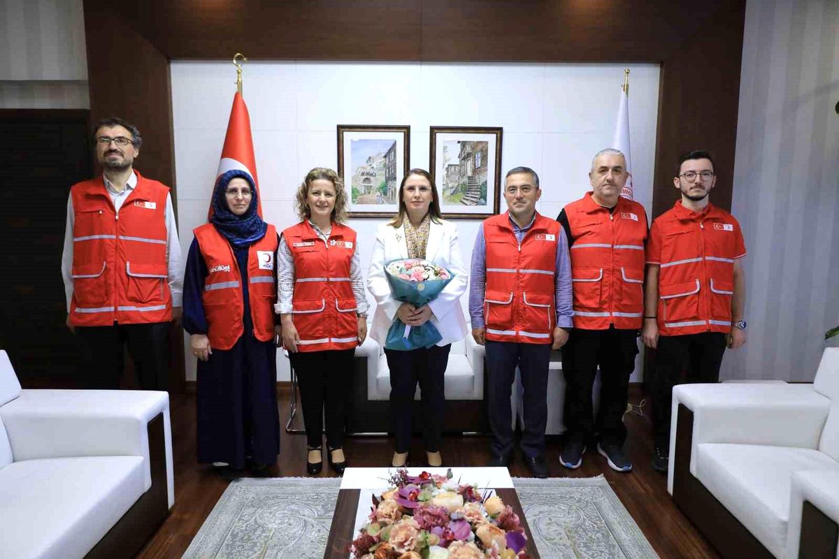 Türk Kızılayı Bartın Şube Başkanı Nihat Yalçın ve yönetim kurulu üyeleri, Bartın Valisi Nurtaç Arslan'ı makamında ziyaret ediyor.