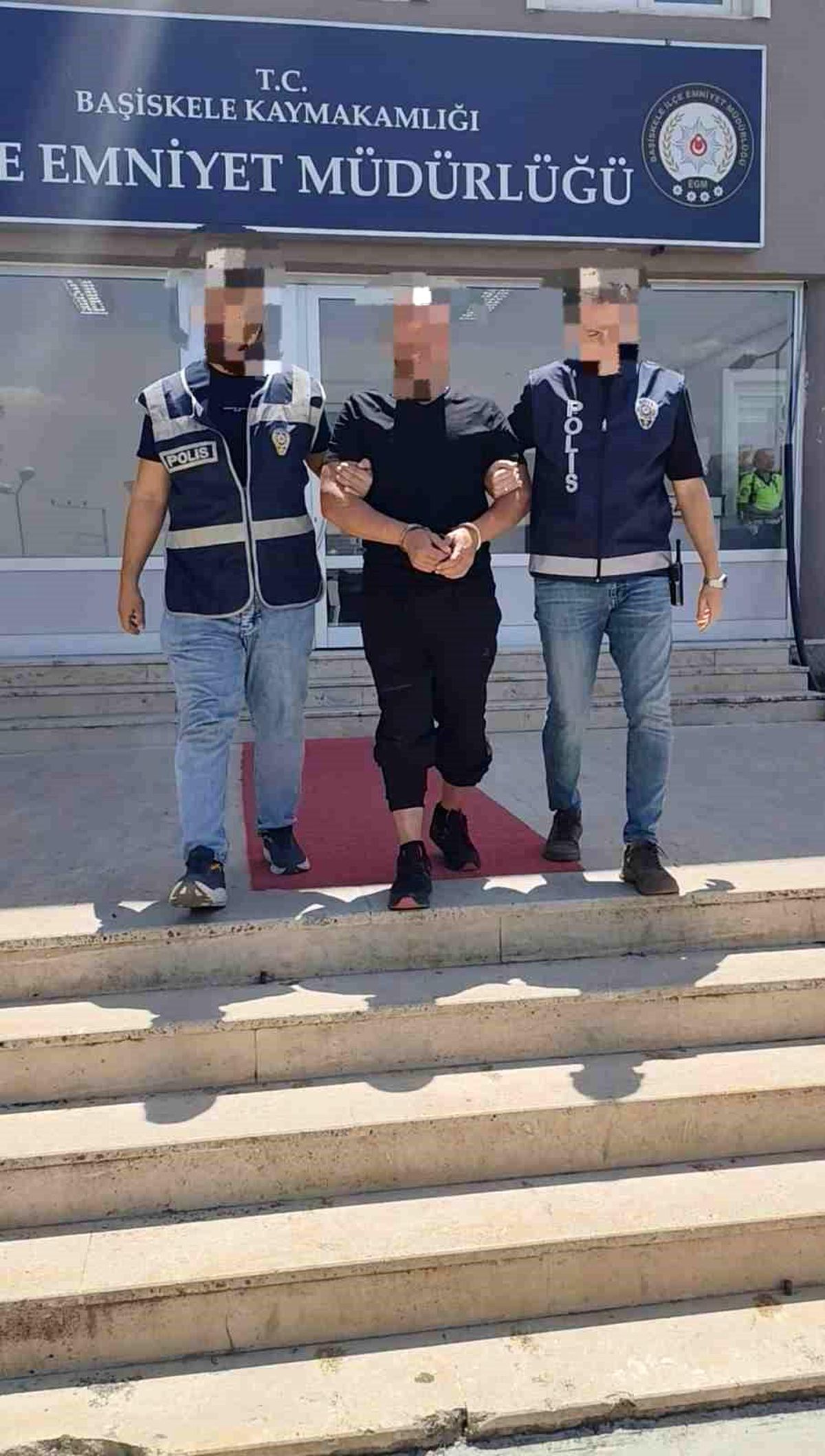 Başiskele'de evden kombi ve kamyonlardan akü çalan şüpheli polis tarafından yakalandıktan sonra adliyeye sevk ediliyor.