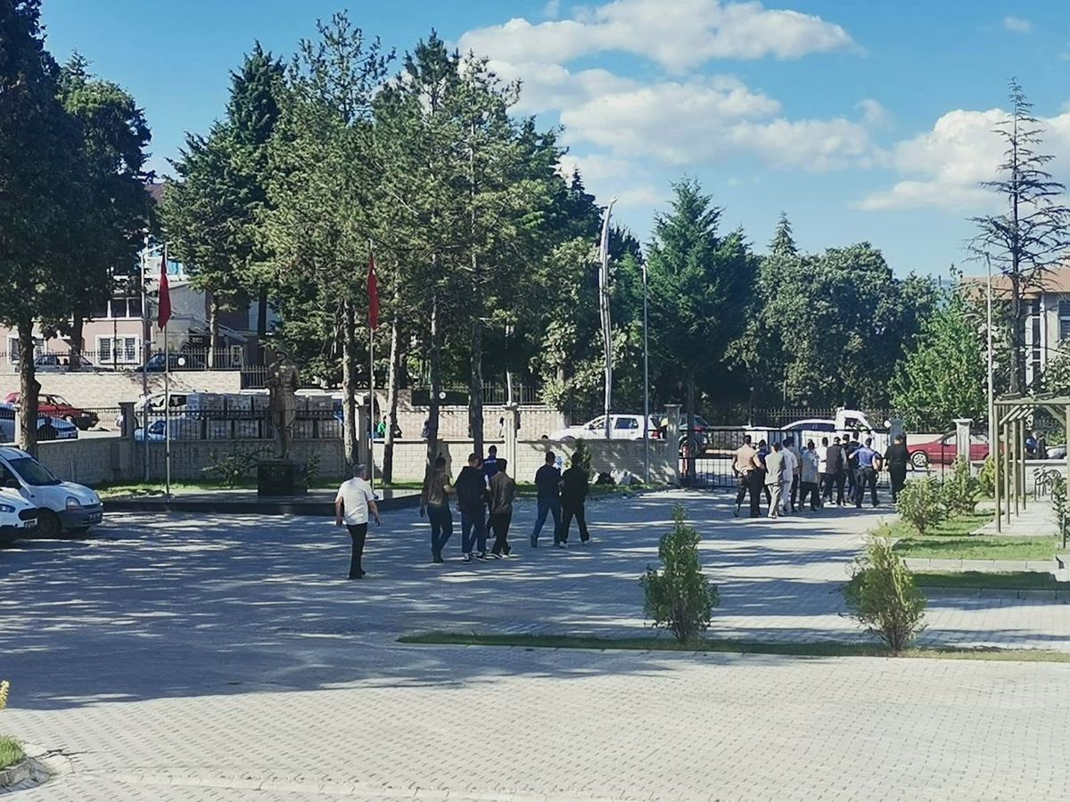 Kütahya Gediz'de cinsel istismar soruşturmasında tutuklanan şüpheliler ve koruma altına alınan mağdur çocuk.