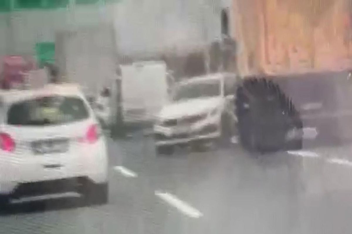 Kuzey Marmara Otoyolu’nda katliam gibi kaza ucuz atlatıldı! Otomobili metrelerce sürükledi