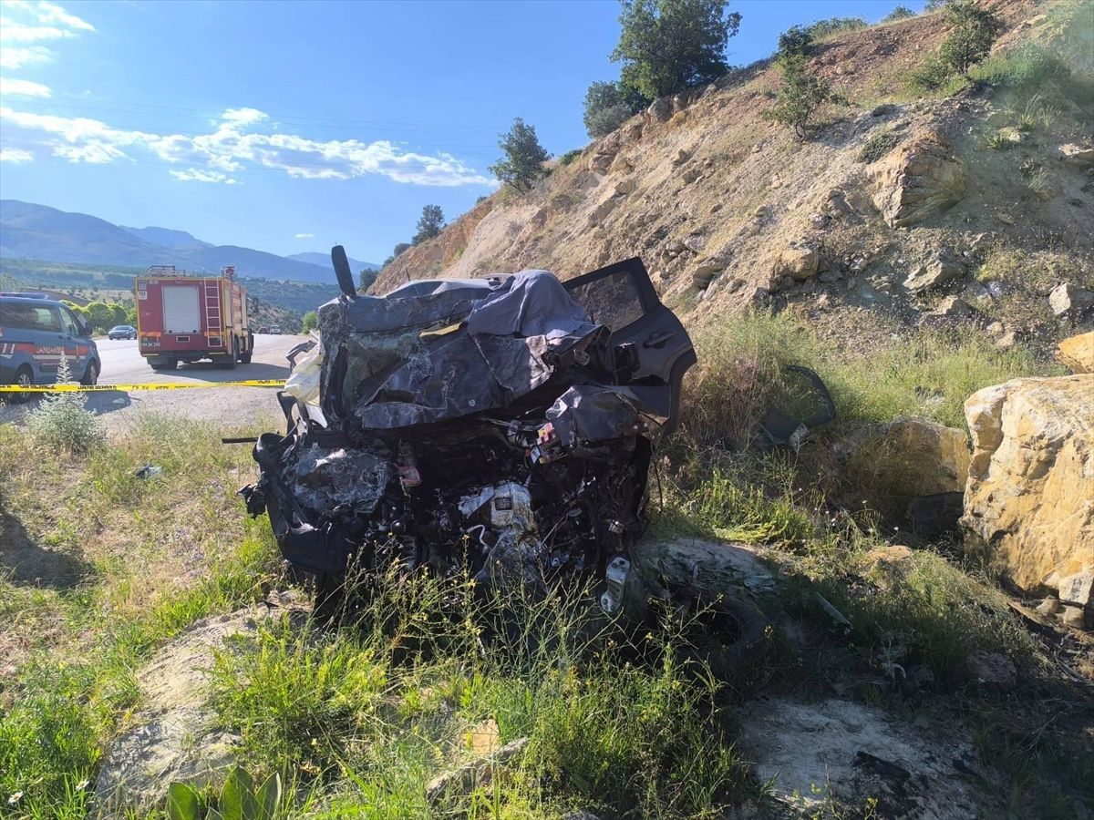 Malatya'da devrilen otomobilin sürücüsü öldü
