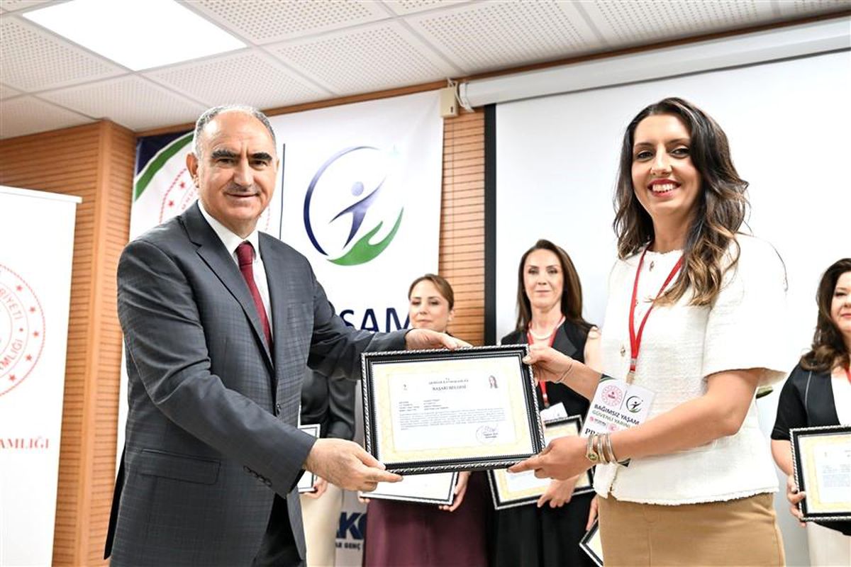 Manisa Valisi Vahdettin Özkan'ın Akhisar'daki proje açılışında konuşma yaptığı an.