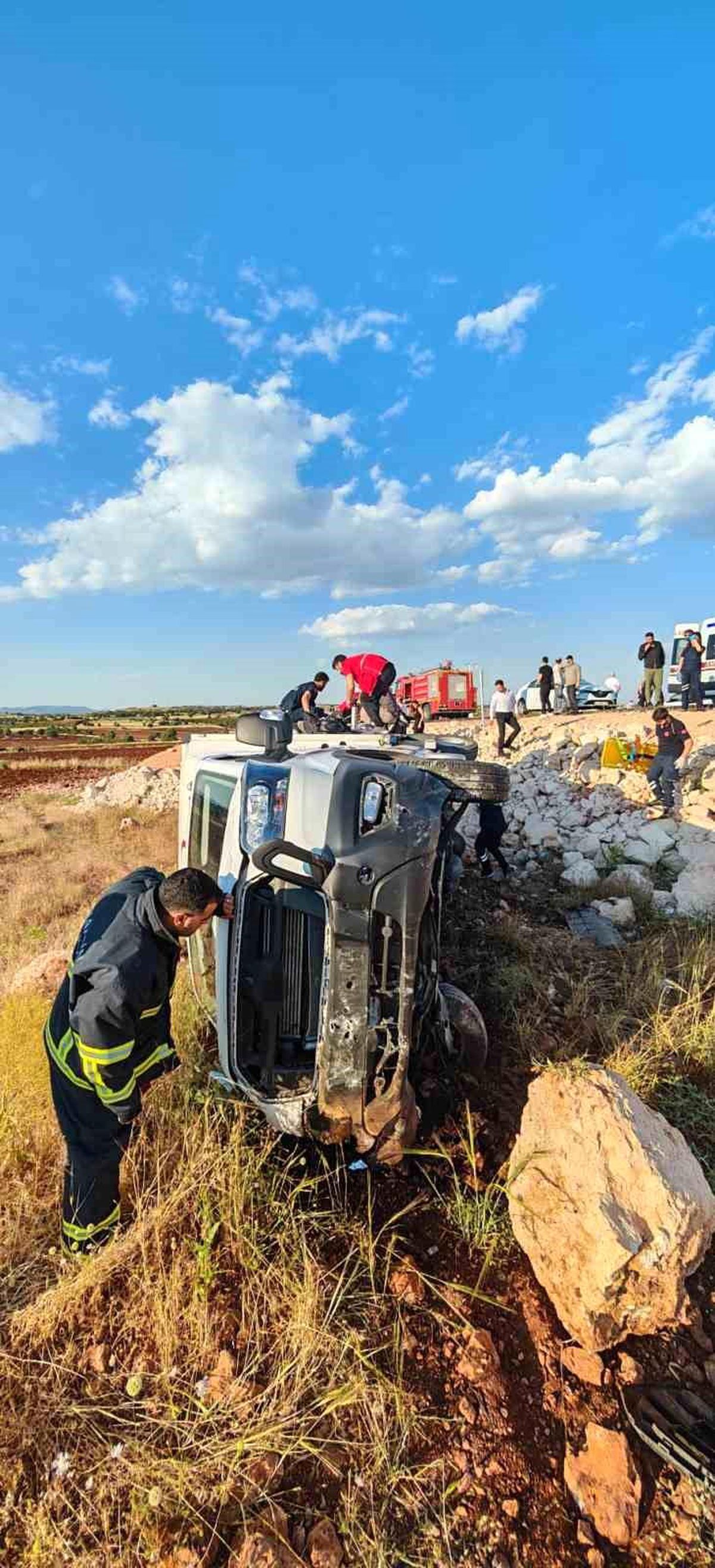 Mardin'de şarampole devrilen Kızılay kamyoneti olay yeri