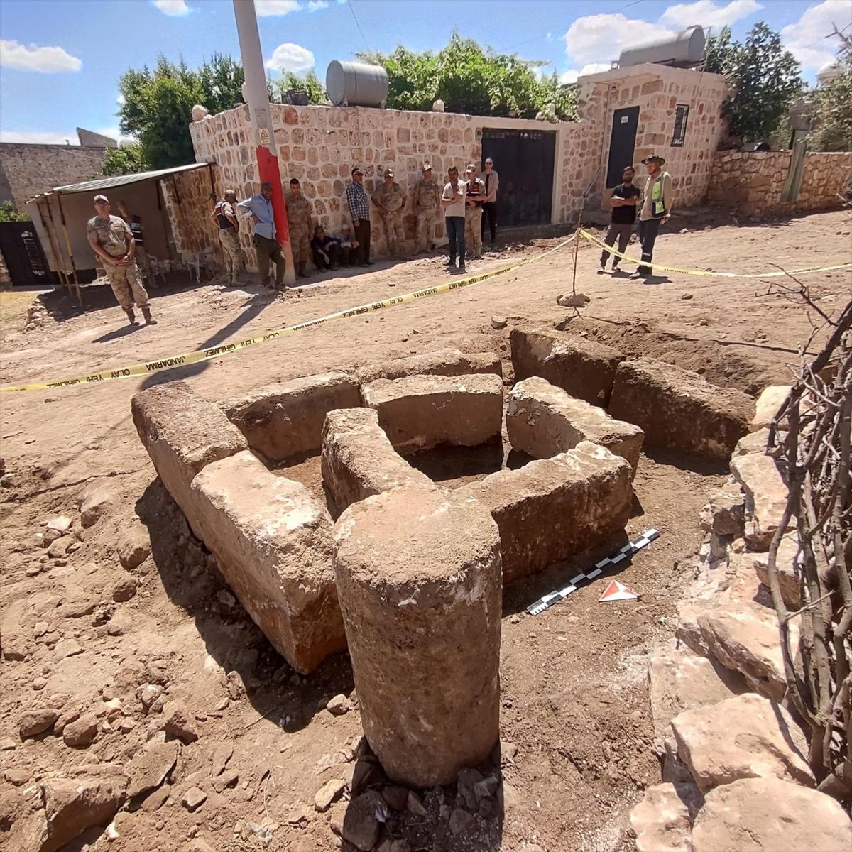 Midyat'ta parke taşı döşeme çalışmaları sırasında bulunan üzerinde Süryanice yazıtlar olan tarihi taş bloklar