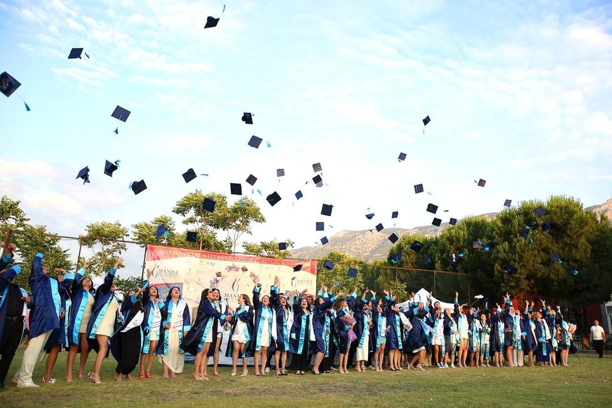 Manisa Celal Bayar Üniversitesi mezuniyet töreninden genel görünüm