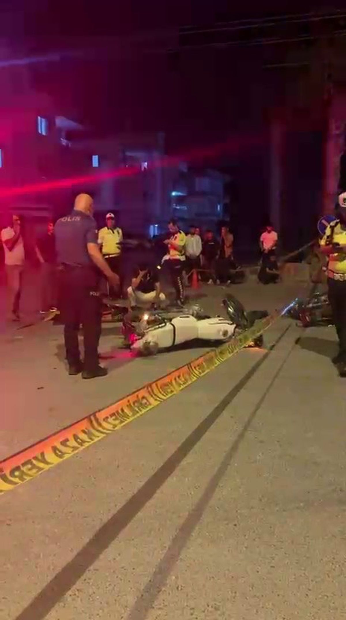 Tarsus'ta meydana gelen motosiklet kazasında araçlar hurdaya döndü.