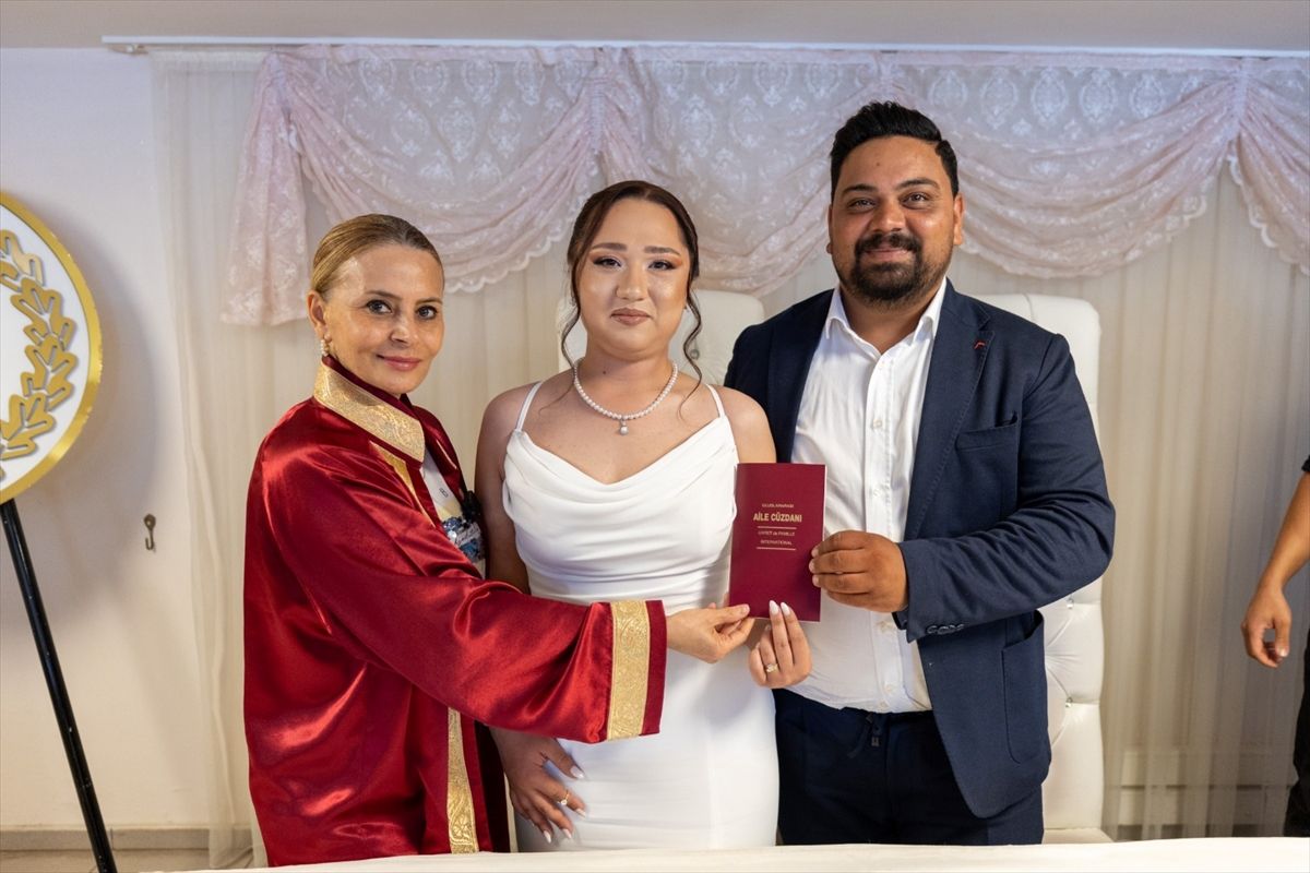 Mersin'de nikah dairesi '16.06.2026'da evlenmek isteyenleri ağırladı