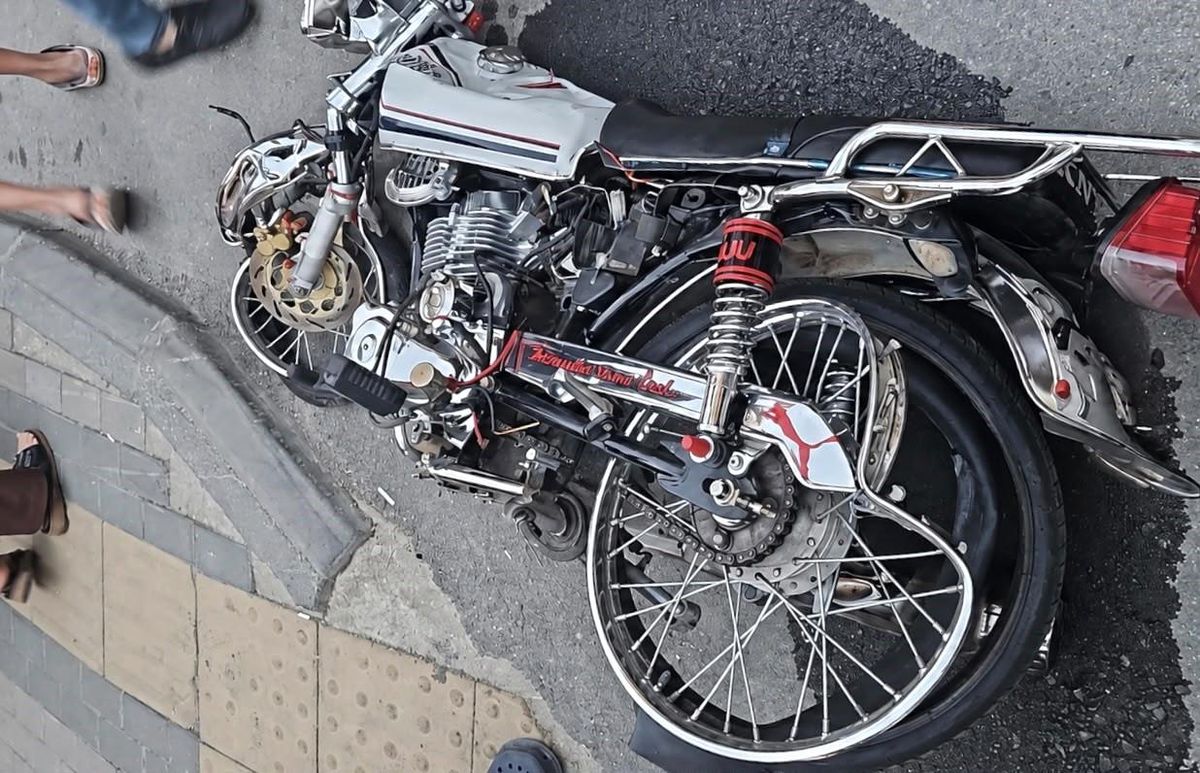 Mersin'de meydana gelen trafik kazasında hasar gören motosiklet ve otomobil