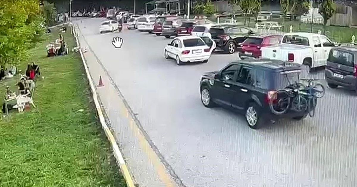 Otomobil ile motosiklet çarpıştı