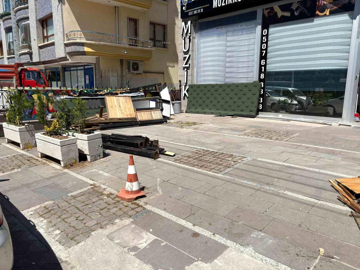 Otomobilinin pedallarını karıştıran sürücü dükkana daldı, içerdeki çalışan ezilmekten son anda kurtuldu