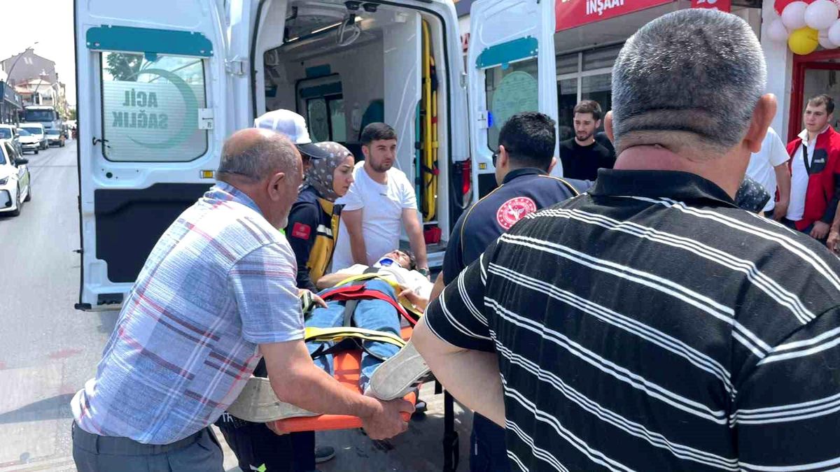 Otomobille çarpışan motosikletin sürücüsü yaralandı
