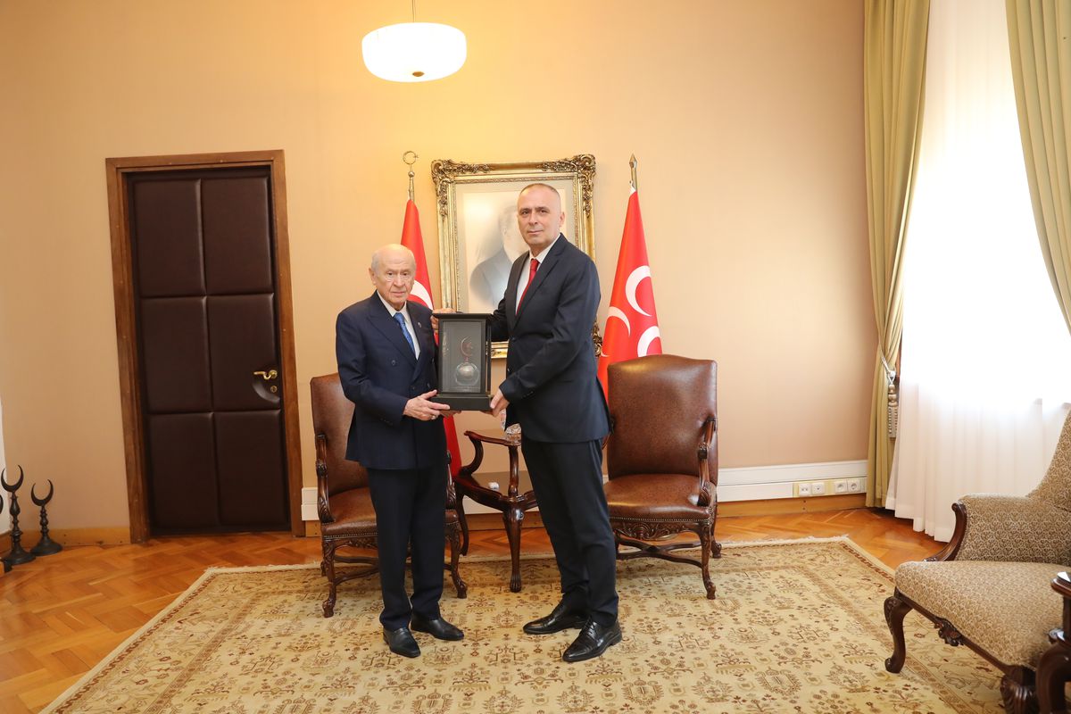 Özel Harekat Başkanı Hayal, Bahçeli'ye Şehit Toprağı ve Kudüs Tablosu Hediye Etti