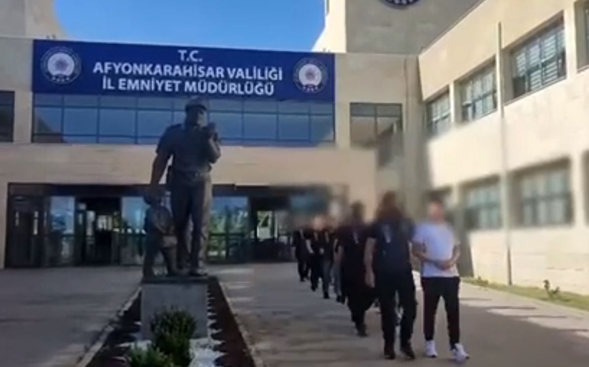 Afyonkarahisar'da düzenlenen operasyonla dolandırıcılık şebekesi çökertildi.