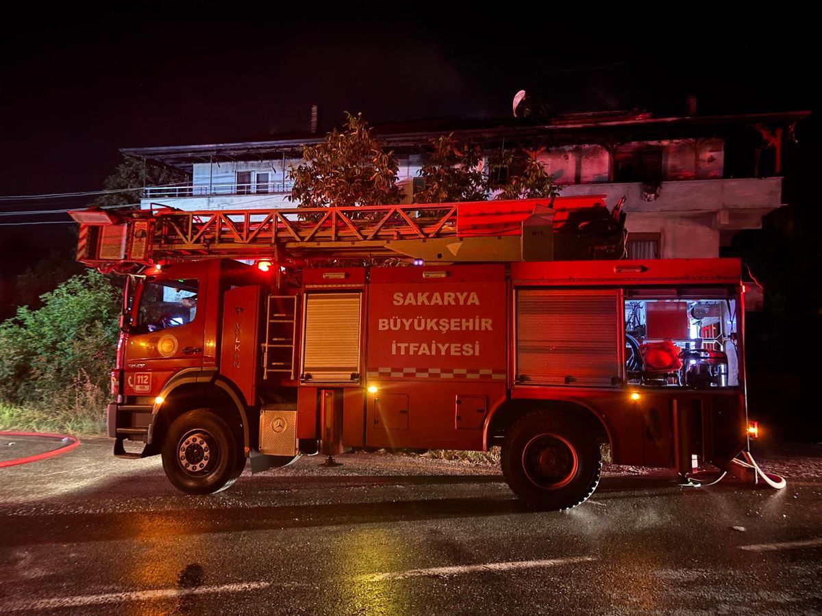 Sakarya'da iki katlı bir evde çıkan yangın sonrası itfaiye ekiplerinin müdahalesi.
