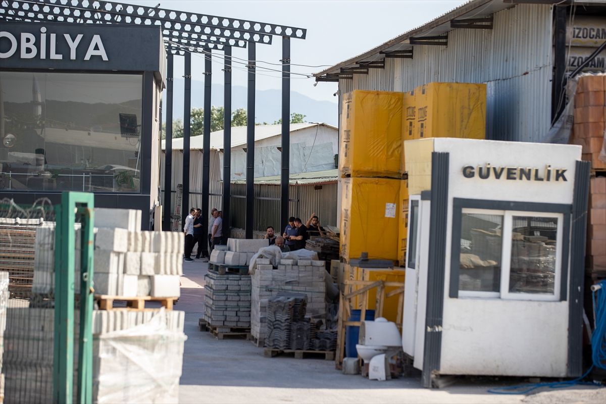 Sakarya'da iş yerinde asansörün düşmesi sonucu 6 kişi yaralandı