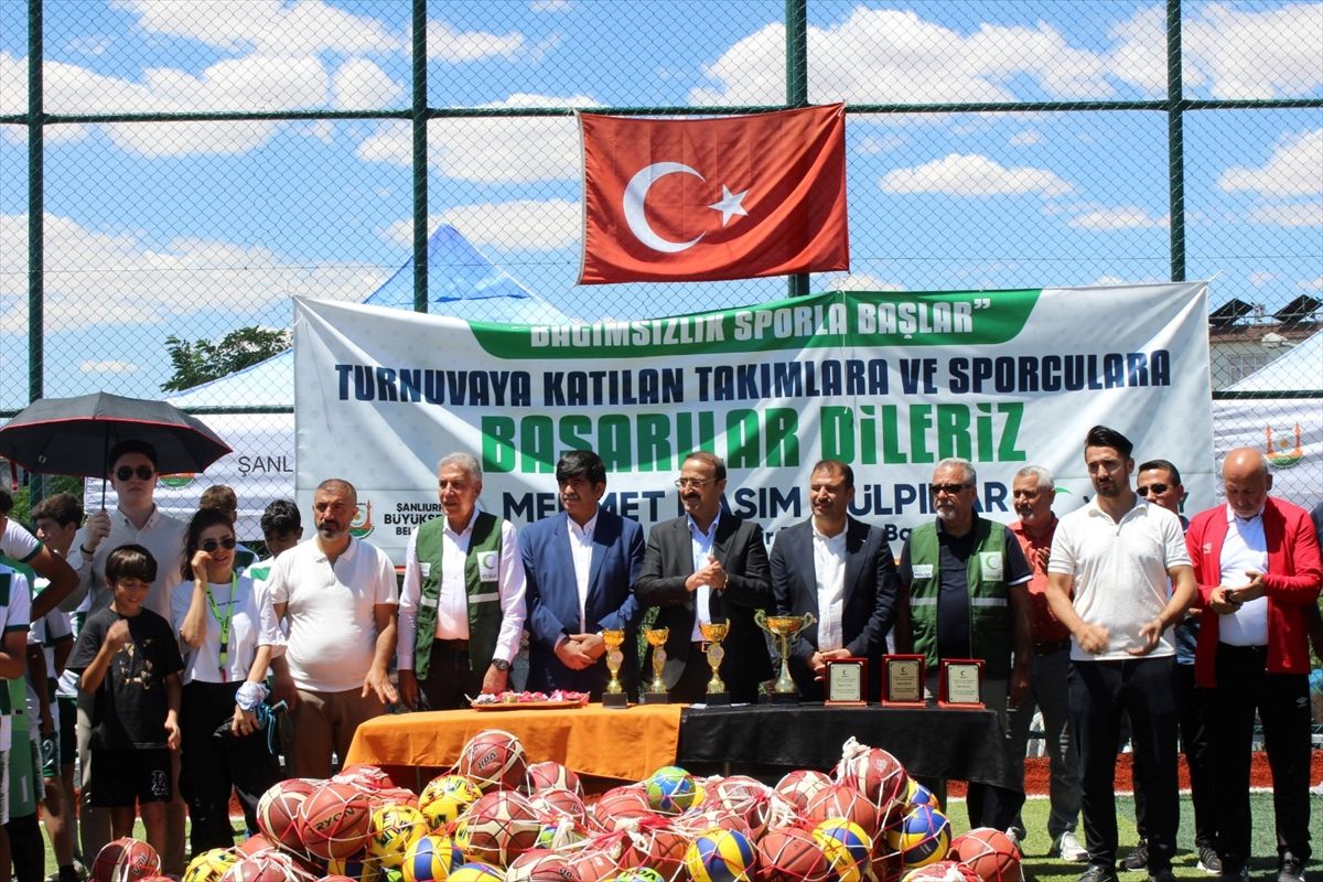 Yeşilay ve Şanlıurfa Büyükşehir Belediyesi'nin düzenlediği 'Bağımsızlık Sporla Başlar' futbol turnuvasında kupa ve ödül alan öğrenciler.