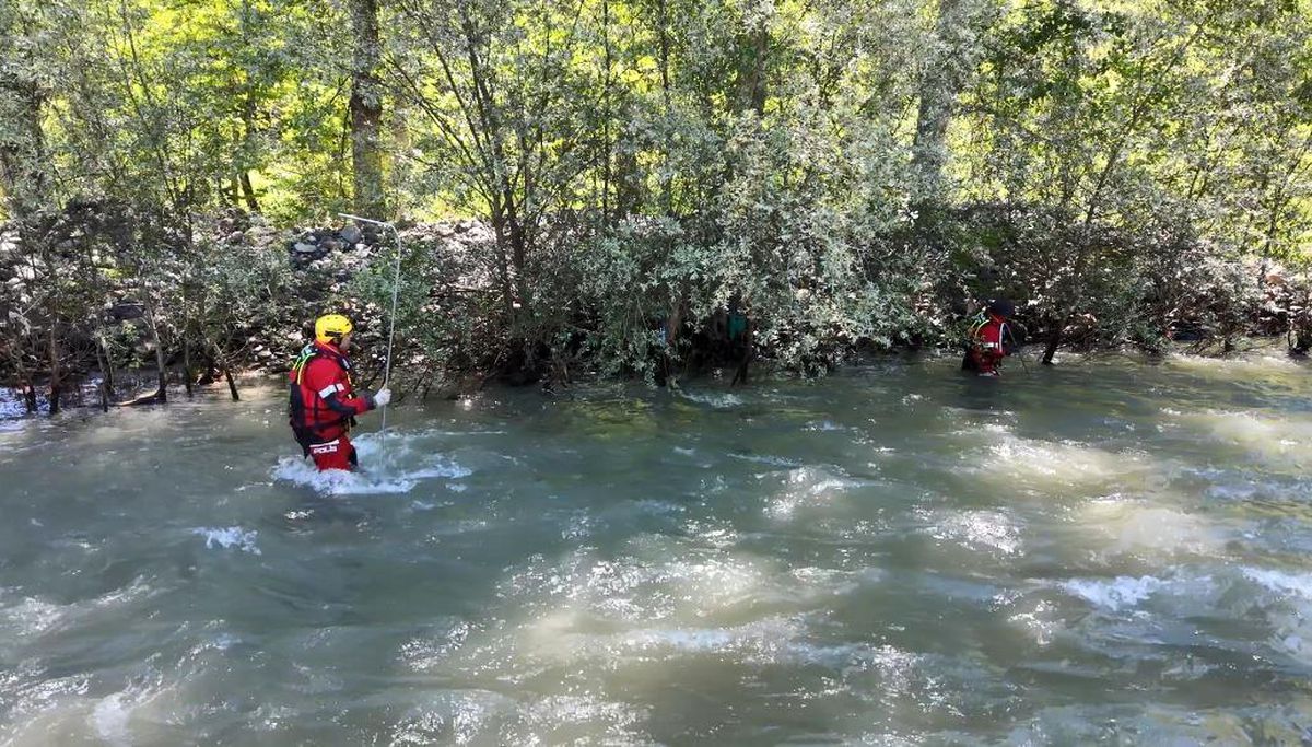 Artvin'in Şavşat ilçesinde dereye devrilen kamyonda kaybolan baba ve oğlunun arama kurtarma çalışmalarından bir görüntü.