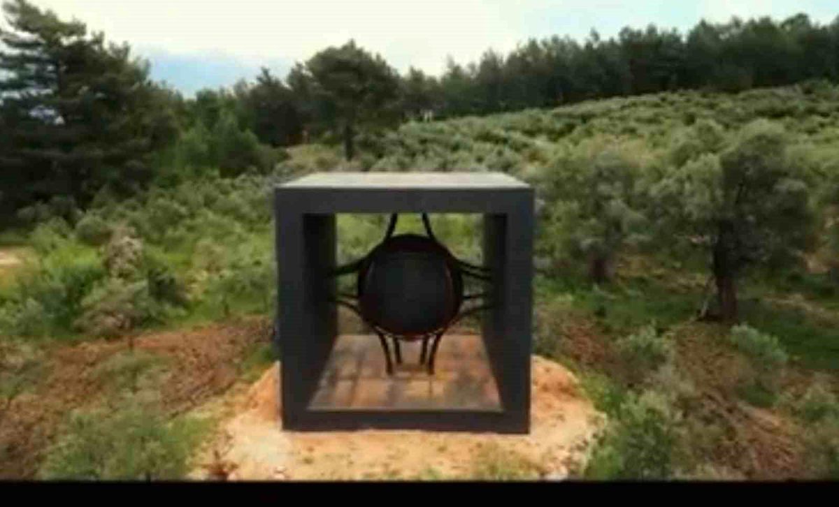 Muğla'nın Seydikemer ilçesindeki zeytin bahçesinde yer alan 7 metre yüksekliğindeki 'Tensio' adlı sanat eseri.
