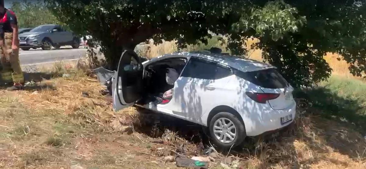 İzmir'de meydana gelen trafik kazasında hurdaya dönen otomobil ve olay yeri incelemesi yapan polis ekipleri.