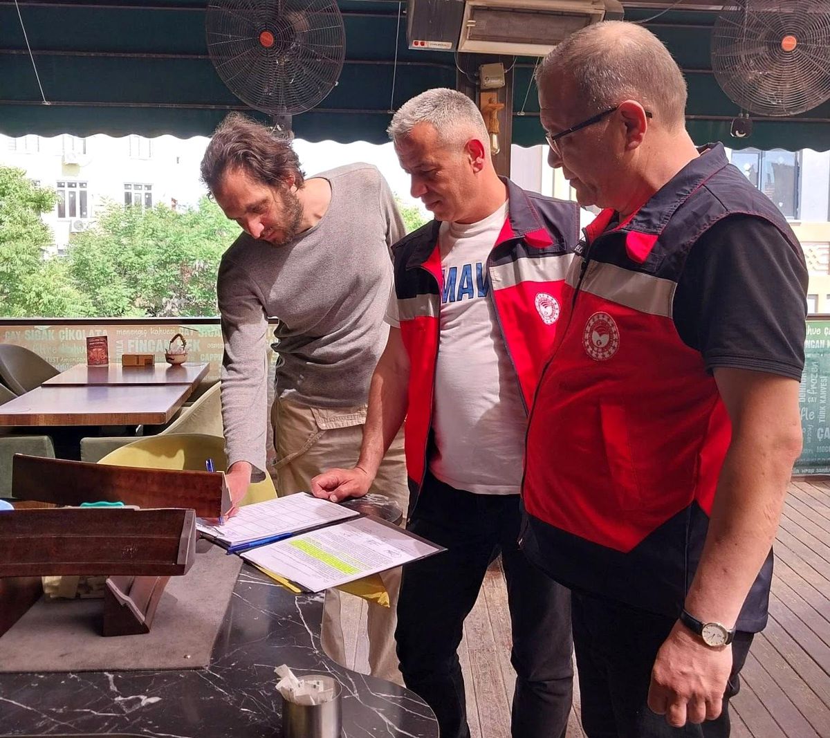 Tavşanlı'da nargile kafelerde denetim yapan Tarım ve Orman Müdürlüğü ekipleri