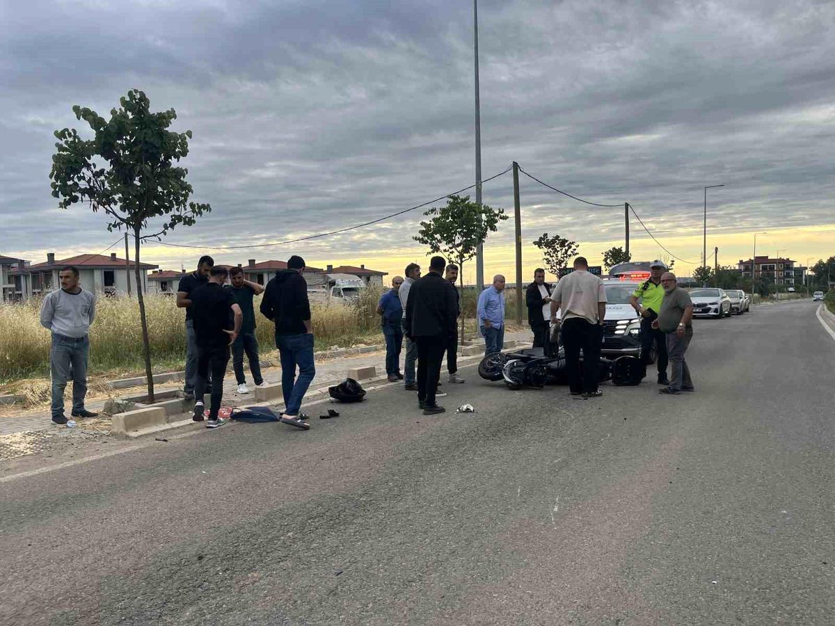 Çorlu'da otomobil ile motosikletin çarpışması sonucu bir kişinin yaralandığı kaza anı güvenlik kamerasına yansıdı.