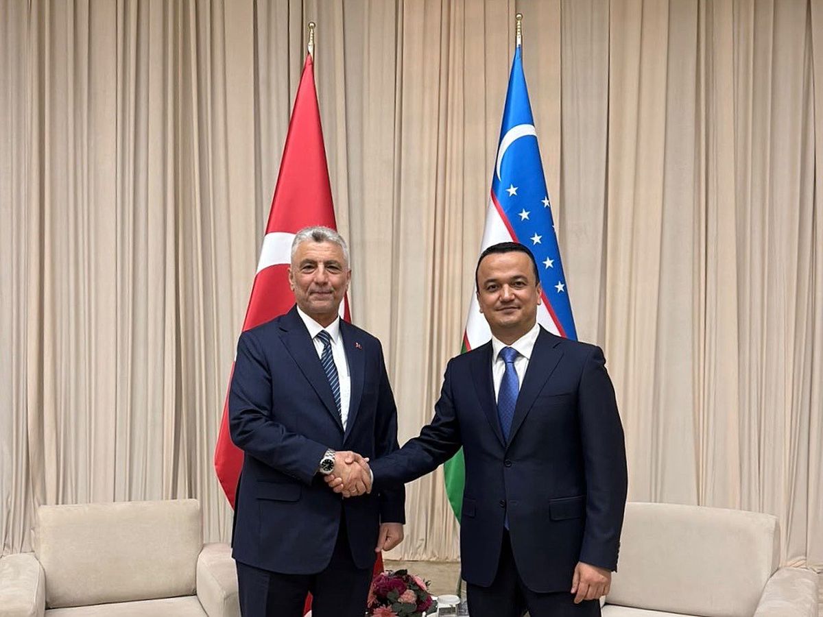 Ticaret Bakanı Ömer Bolat ve Özbekistan Yatırım, Sanayi ve Ticaret Bakanı Laziz Kudratov'un görüşmesinden bir kare.