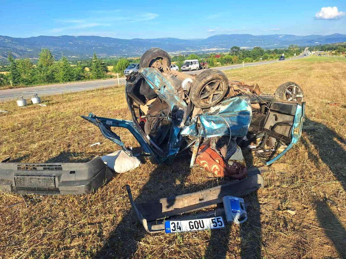 Tokat Niksar'da meydana gelen trafik kazasında yaralılar ambulansla hastaneye taşınıyor.