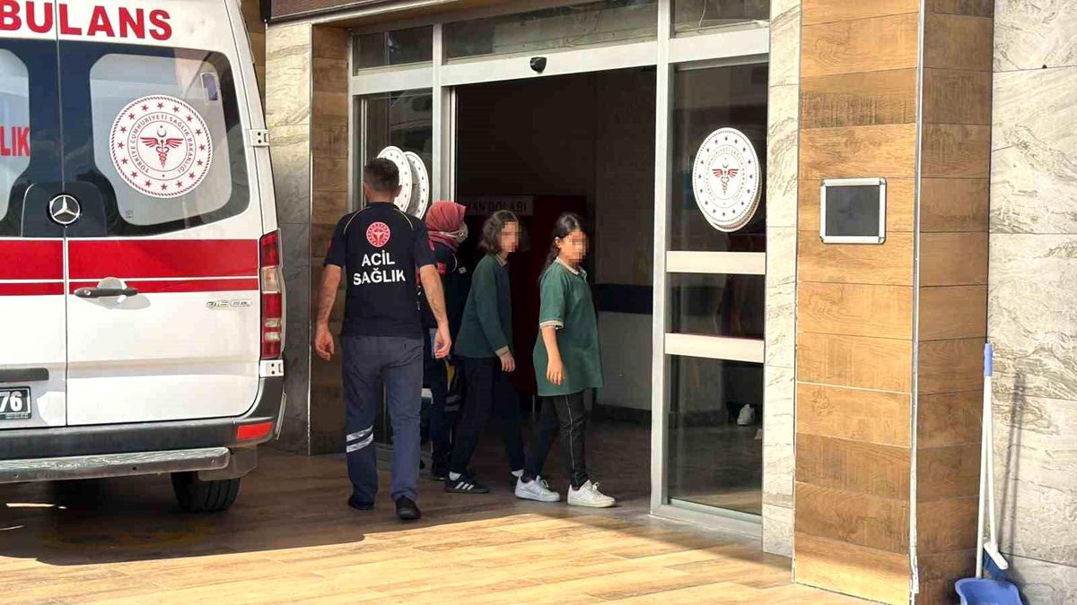 Trabzon'da 12 ortaokul öğrencisi zehirlenme şüphesiyle hastaneye kaldırıldı