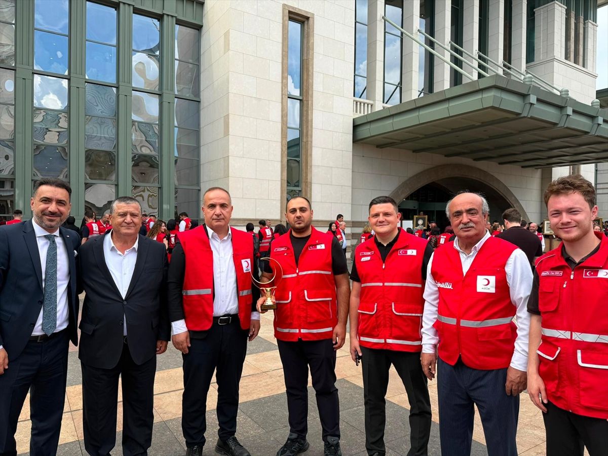 Türk Kızılay Osmangazi Şubesi'nden Mustafa Canbaz'ın 'Yılın Gönüllüsü' ödülü sevinçle karşılandı