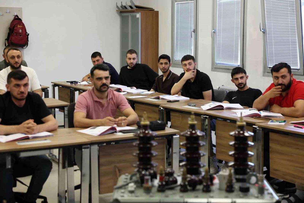 Erzincan Valisi Hamza Aydoğdu TEDAŞ Eğitim Merkezi'ni ziyaret ediyor.