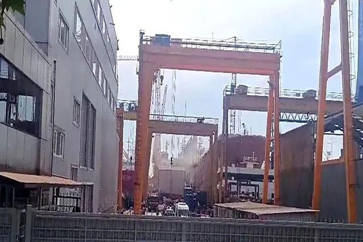 Tuzla Dentaş Tersanesi'nde gemi yangını: Çok sayıda ekip sevk edildi