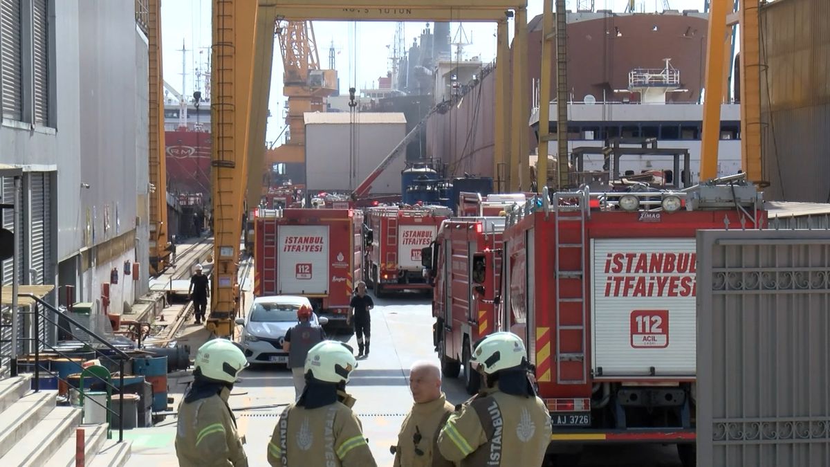Tuzla'da tersanede gemide yangın