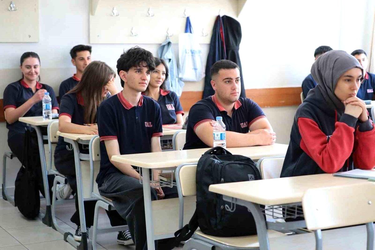 Erzincan Valisi Hamza Aydoğdu, Ulalar Anadolu Lisesi'nde öğrencilerle bir araya geliyor.