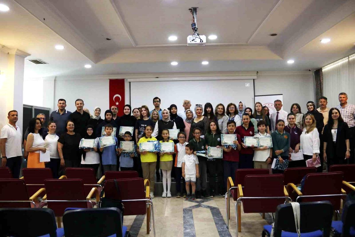 Dilimizin Zenginlikleri Projesi ödül töreninde öğrencilere ödülleri veriliyor.