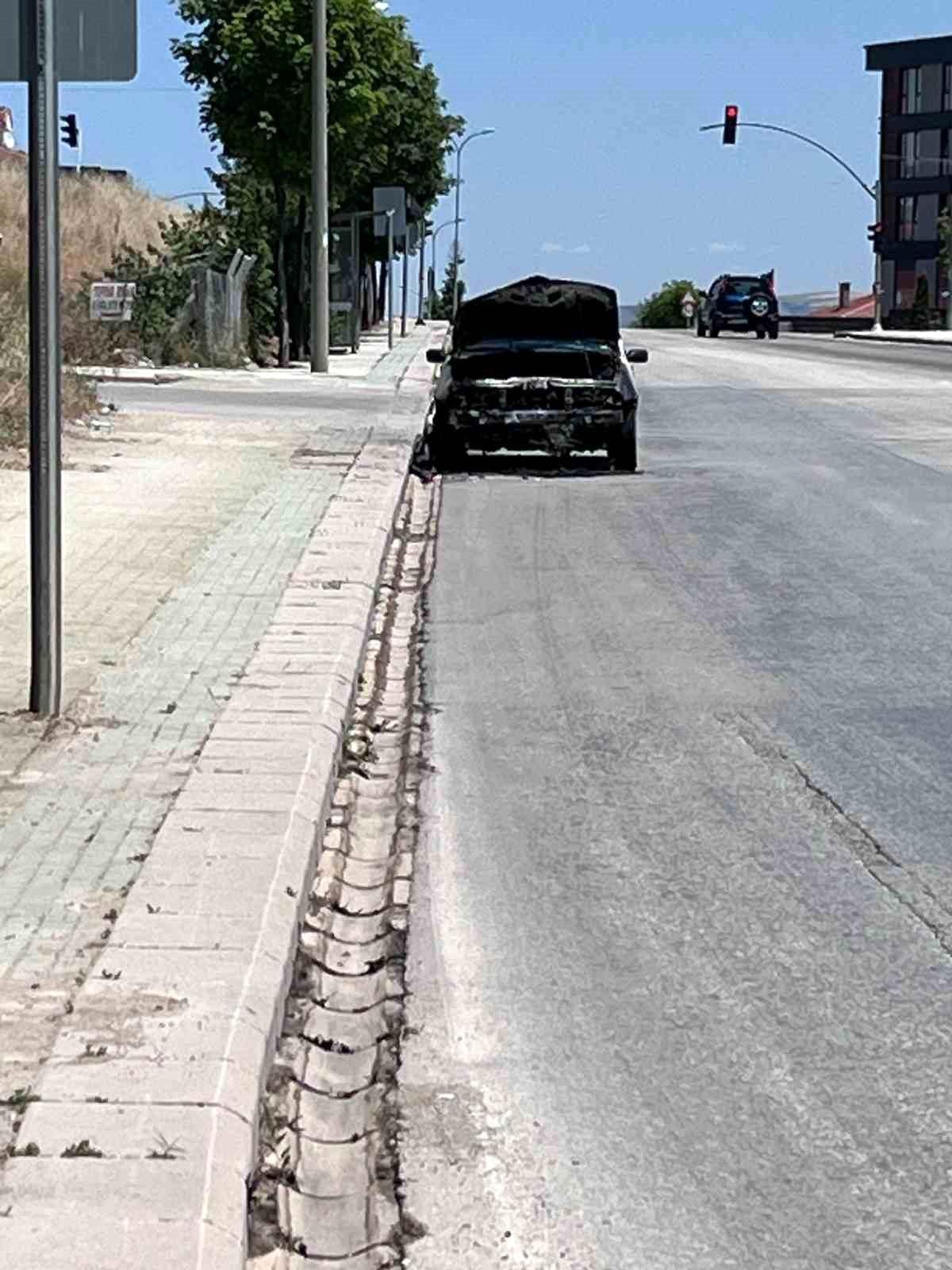 Eskişehir'de yol kenarında terk edilmiş, yanmış otomobil.