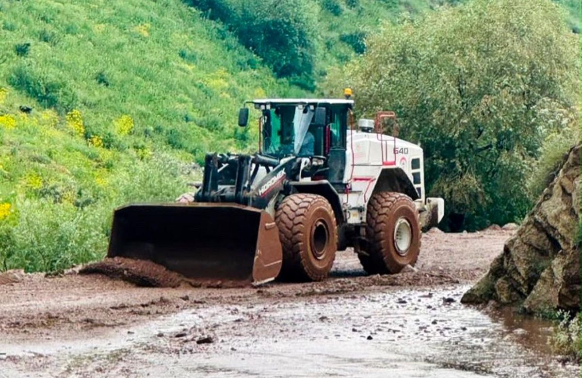 Yüksekova'da heyelan: Mezra yolu ulaşıma kapandı