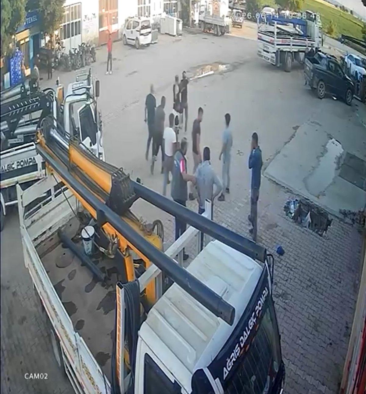 Yumruk, tokat ve tekmelerin havada uçuştuğu kavga kamerada