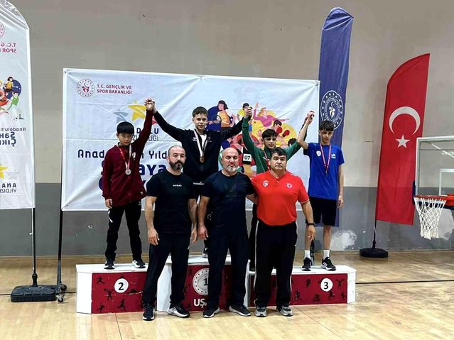 Yunusemreli güreşçilerden Uşak’tan 3 madalya