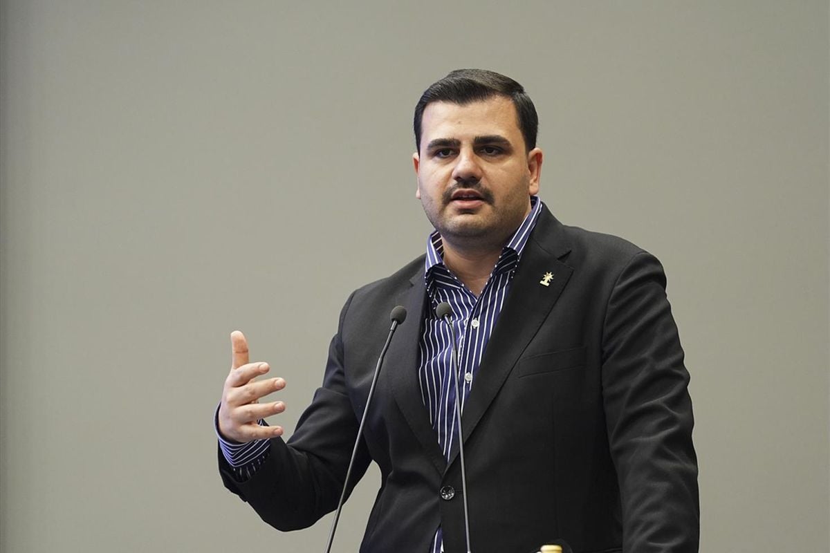 AK Parti Genel Sekreteri Eyyüp Kadir İnan konuşma yaparken