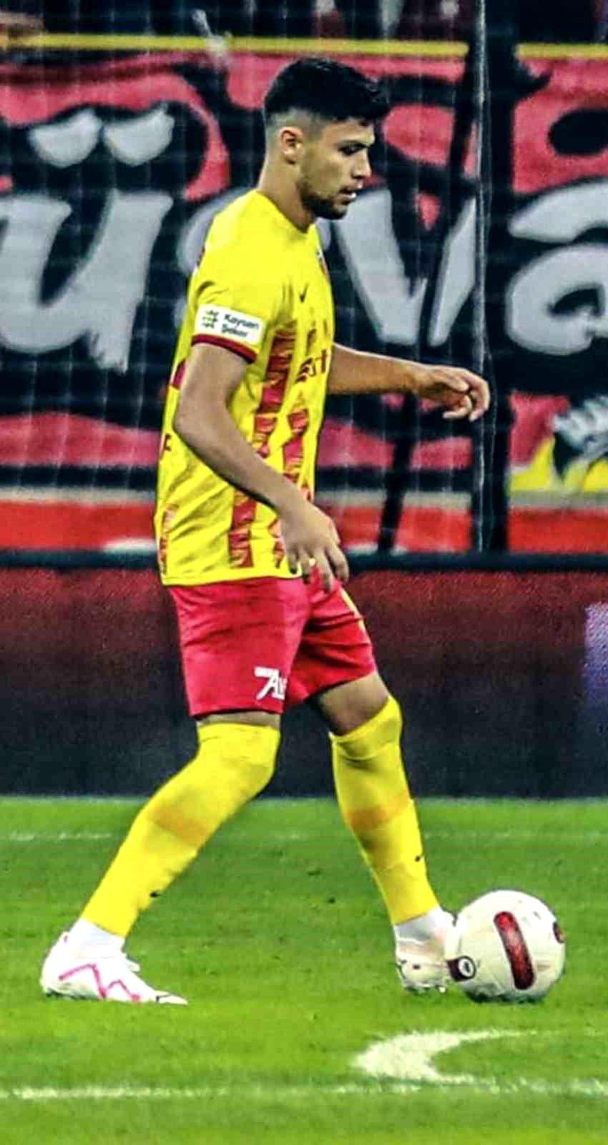 Kayserisporlu futbolcu Arif Kocaman'ın sözleşmesini feshetmesiyle ilgili haber görseli