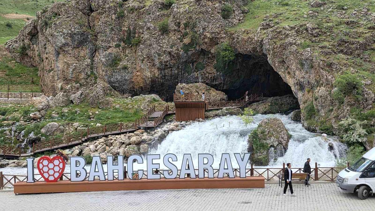 Bahçesaray'da mağaradan çıkan doğal su kaynağı ilgi odağı oldu