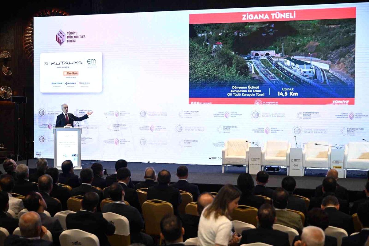 Ulaştırma ve Altyapı Bakanı Abdulkadir Uraloğlu konuşma yaparken