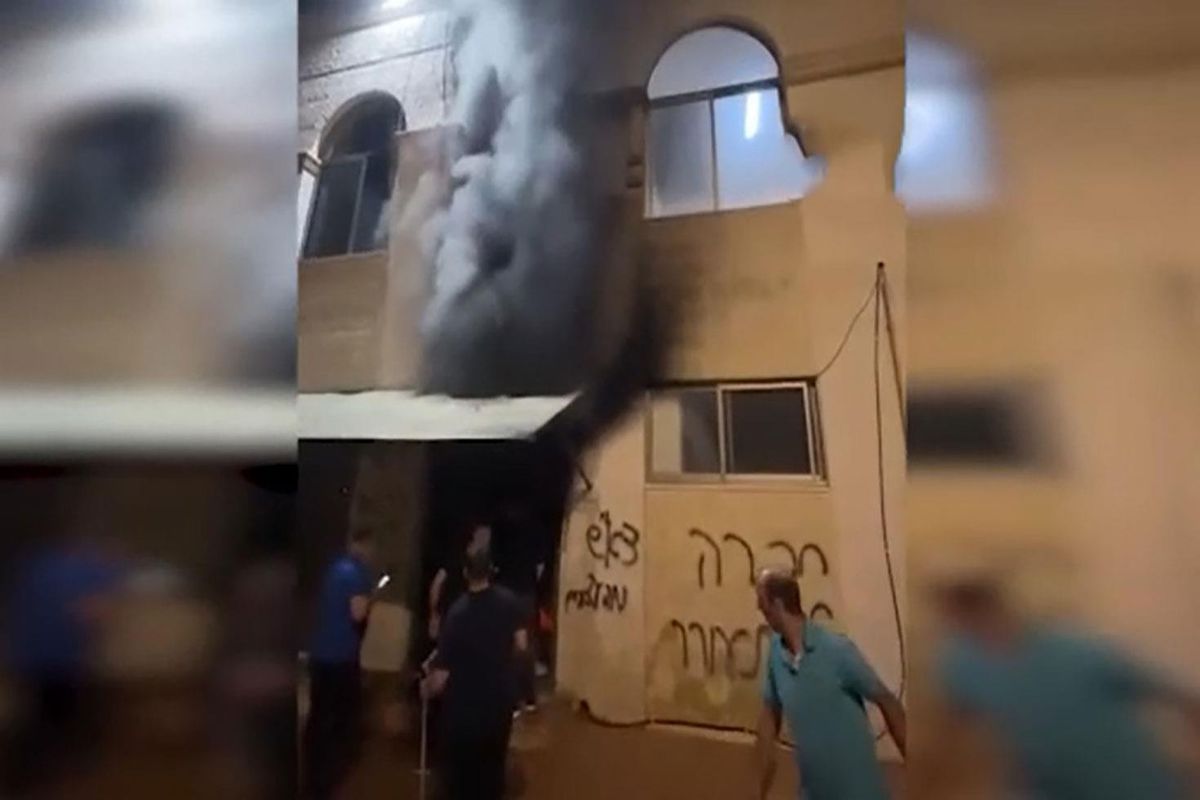Batı Şeria’da Yahudi yerleşimcilerden çirkin provokasyon: İki cami birden ateşe verildi!