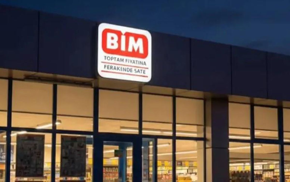 BİM mağazasında alışveriş yapan insanlar
