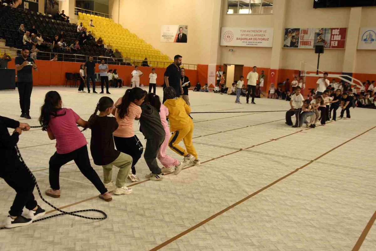 Bitlis'te geleneksel çocuk oyunları finalinde yarışan öğrenciler