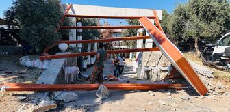 Bodrum'da iş yeri tabelası ve ağaca çarpan otomobildeki 2 kişi yaralandı