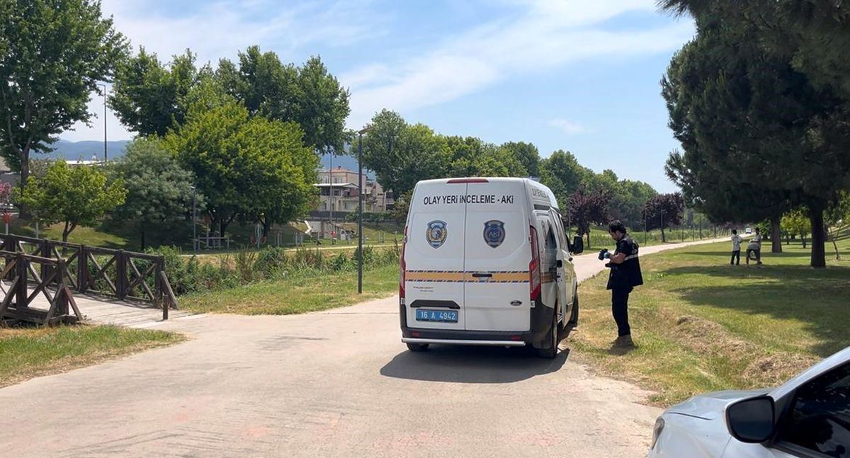 Bursa Botanik Park'ta dere yatağında bulunan cesetle ilgili inceleme yapan jandarma ve sağlık ekipleri.