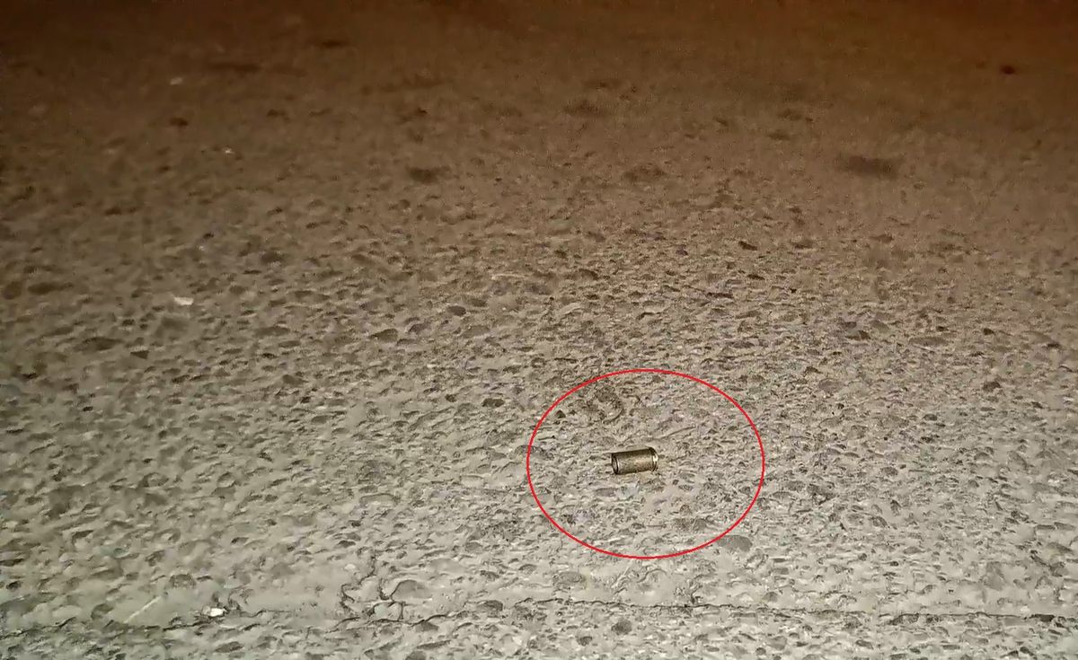 Bursa'da silahlı saldırı sonucu yaralanan kişi ambulansla hastaneye taşınıyor.